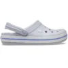 Crocband lette, slitesterke unisex-sandaler i grått