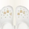 Jibbitz-charms med gullbokstav «a»