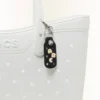 Jibbitz-charms med gullbokstav «a»