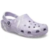 Klassiske, uformelle unisex-sandaler i lilla