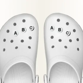Liten «Friendship Letter C» Jibbitz™-charm