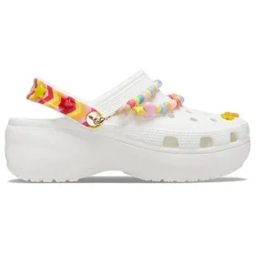 Pustende hvite sandaler