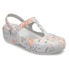 Sandaler med hvite blomster
