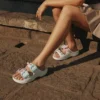 Saturday-sandaler med emaljert spenne for kvinner