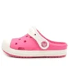 Små Crocs-sandaler med flat hæl i rosa til utendørs bruk