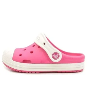 Små Crocs-sandaler med flat hæl i rosa til utendørs bruk