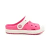 Små Crocs-sandaler med flat hæl i rosa til utendørs bruk