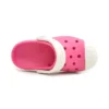 Små Crocs-sandaler med flat hæl i rosa til utendørs bruk