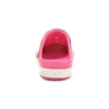 Små Crocs-sandaler med flat hæl i rosa til utendørs bruk